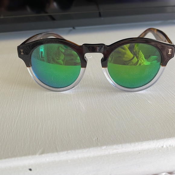 illesteva Sunglasses main image 4